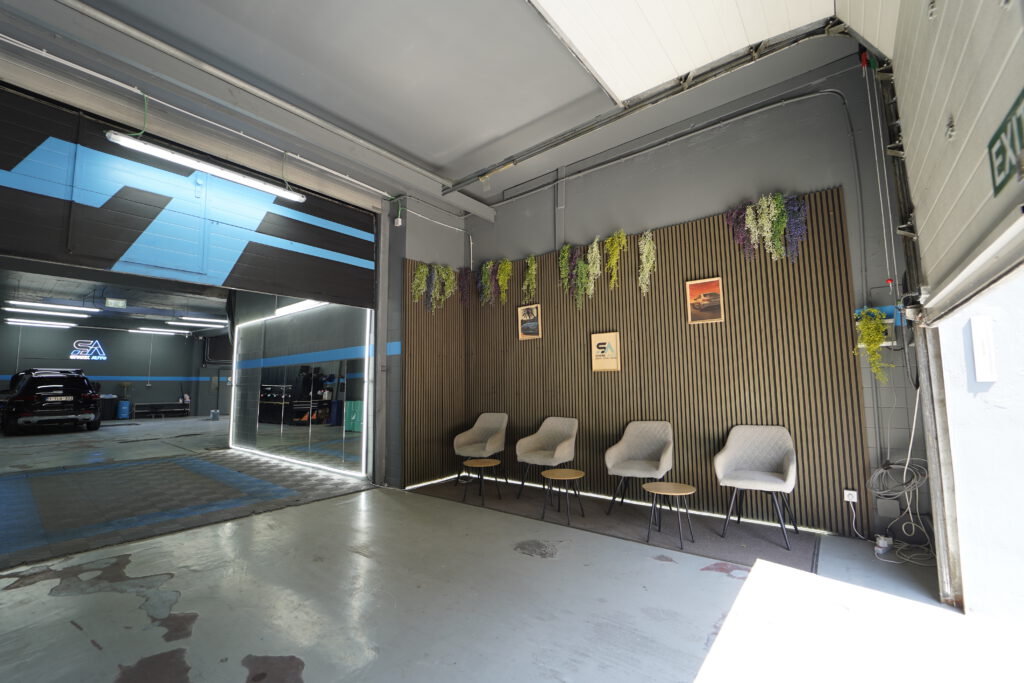 Salle d'attente et entrée de l'atelier