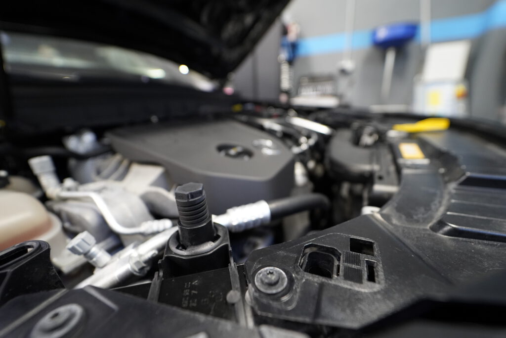 Compartiment moteur ouvert lors d'une grosse intervention mécanique chez Spark Auto