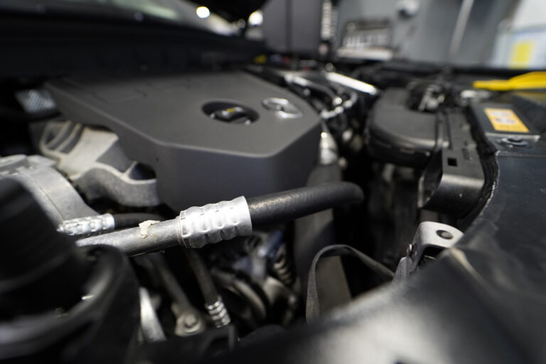 Compartiment moteur ouvert dans l'atelier Spark Auto