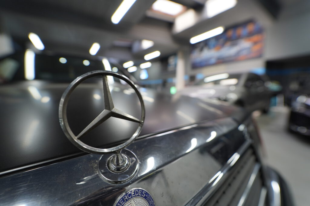 Mercedes ancienne dans l'atelier