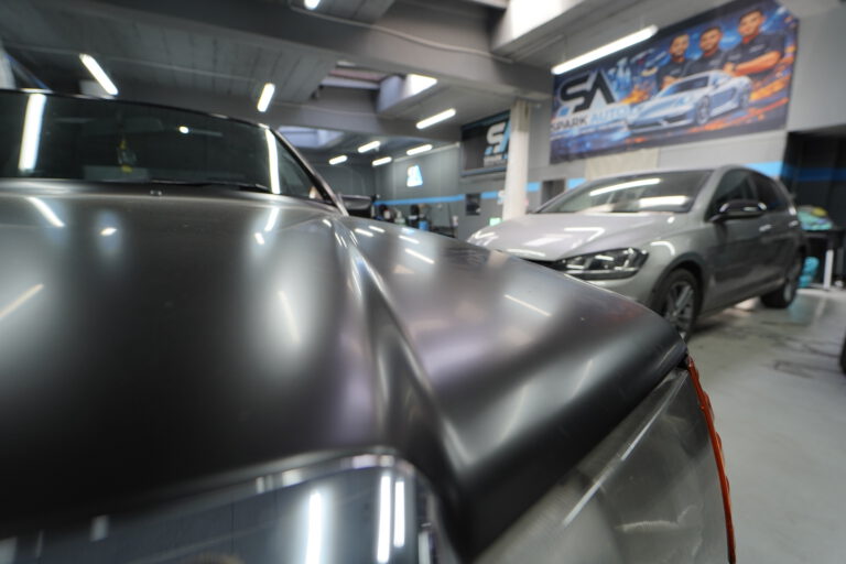 Carrosserie noire brillante après traitement