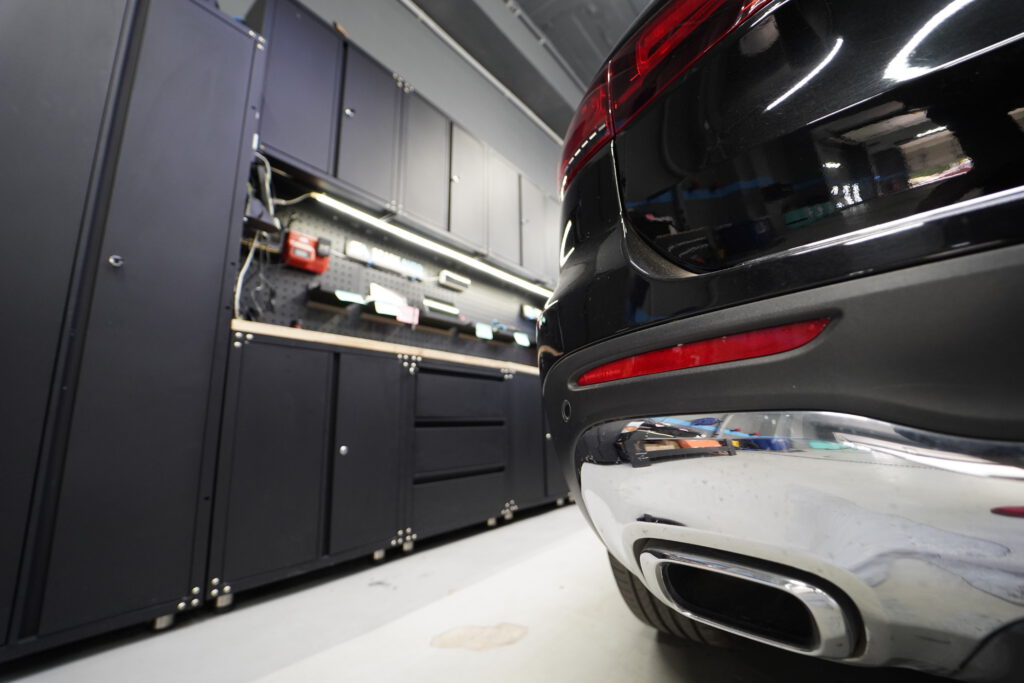 Mercedes AMG devant les servantes d'outillage