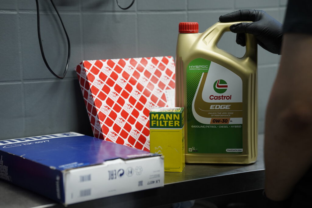 Huile Castrol, filtre Mann et pièces febi préparés pour un entretien
