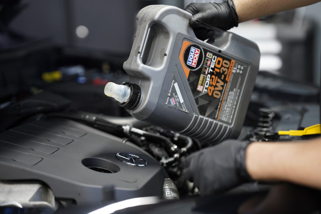 Vidange moteur avec huile Castrol dans l'atelier Spark Auto