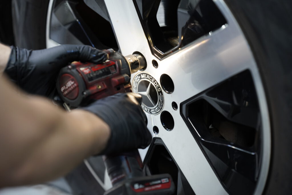 Démontage d'une roue à l'atelier Spark Auto pour contrôler les freins