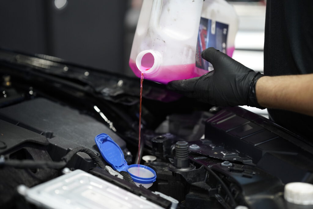 Batterie de voiture contrôlée à l'atelier Spark Auto