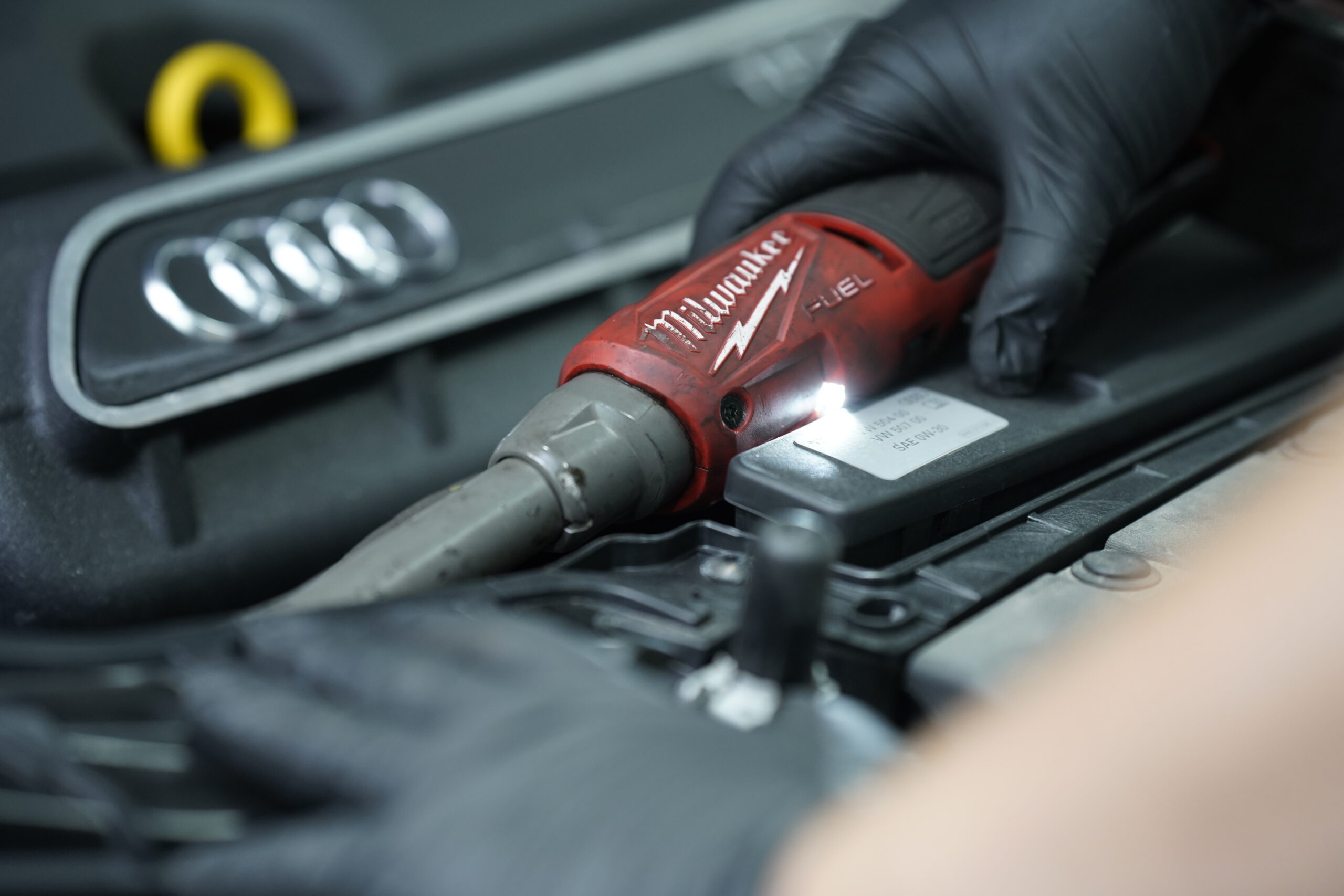 Serrage à la visseuse à choc sur le moteur lors d'un remplacement d'embrayage