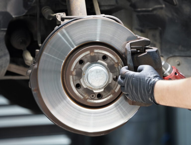 Disque de frein nu sur le moyeu, lors d’un remplacement chez Spark Auto