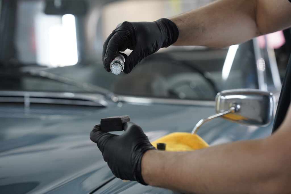 Travail de finition sur la carrosserie d'une voiture à l'atelier Spark Auto